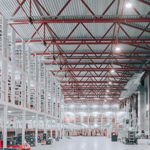 Éclairage LED professionnel d'un site industriel
