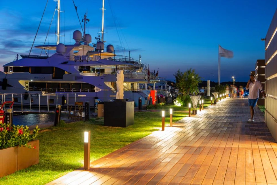 Éclairage architectural extérieur d'une marina
