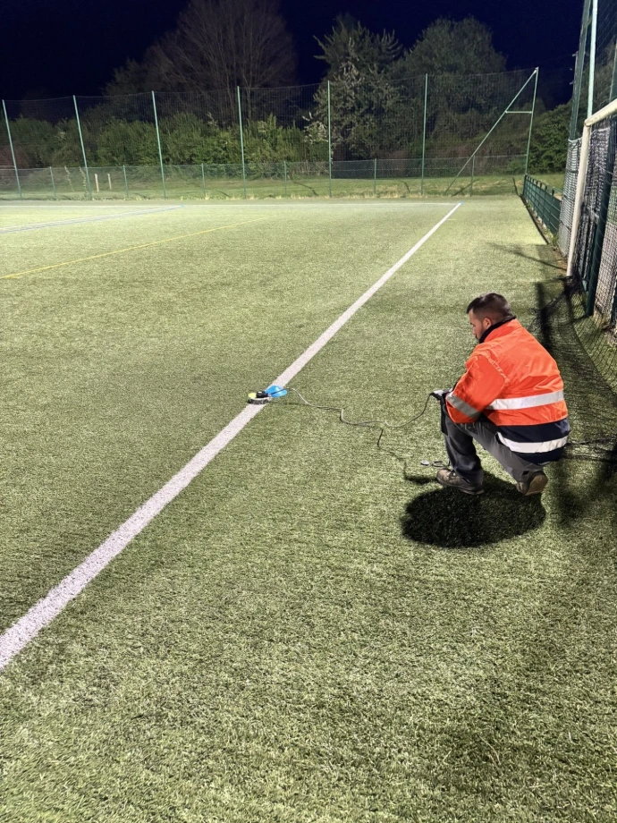 Mesures et réglages d'une installation d'éclairage sportif