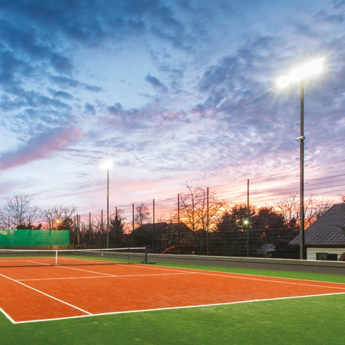 Éclairage LED professionnel d'un court de tennis extérieur